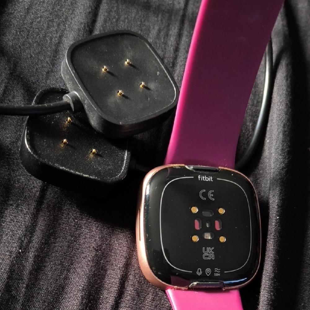 FITBIT VERSA 4 W/ 2 CHARGE CABLES - Picture 7 of 9